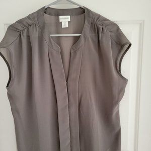 Motherhood Maternity Shear Gray V-Neck Sleeveles Button-down Blouse -Size Small